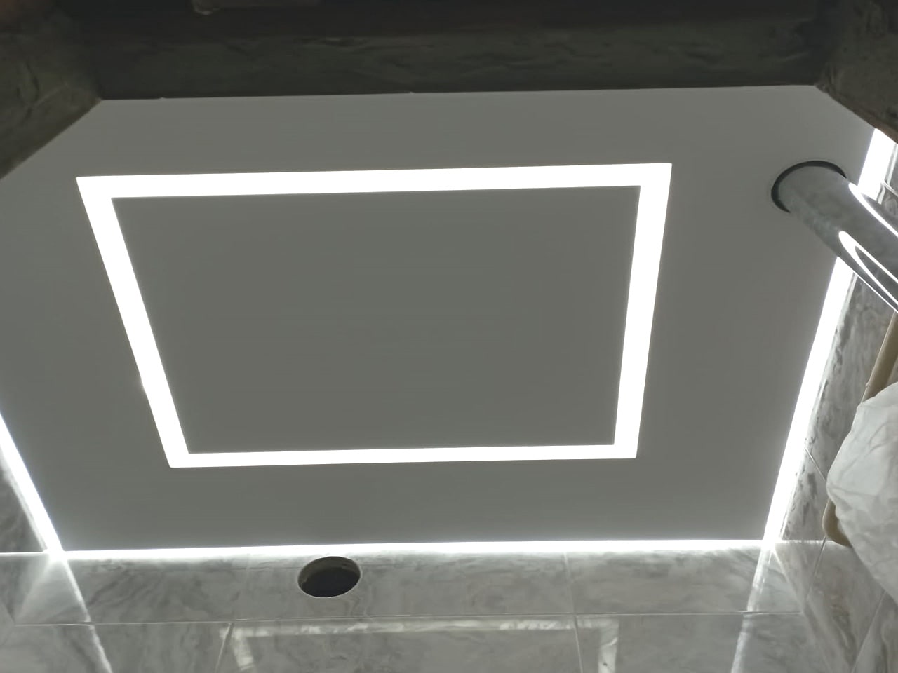 Светодиодные световые линии и полосы на натяжном потолке в Армавире, фото и цены 
