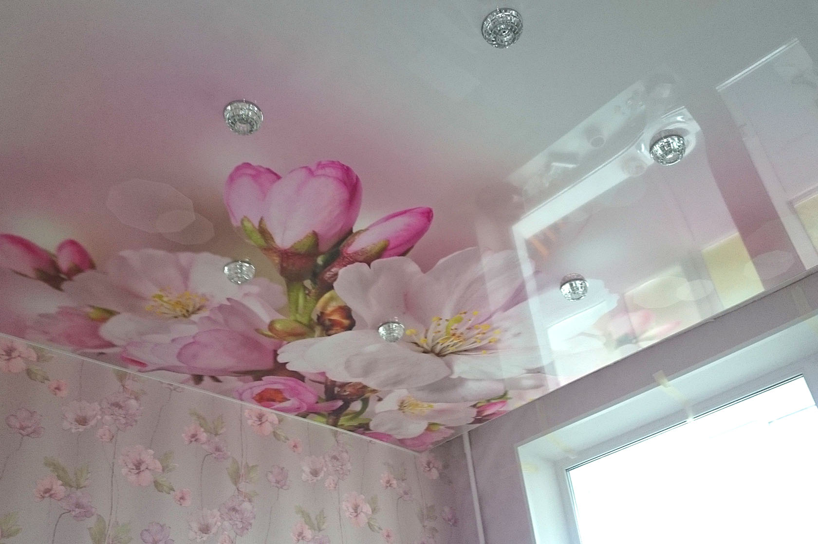 Натяжной потолок с цветной фотопечатью на глянцевом полотне 