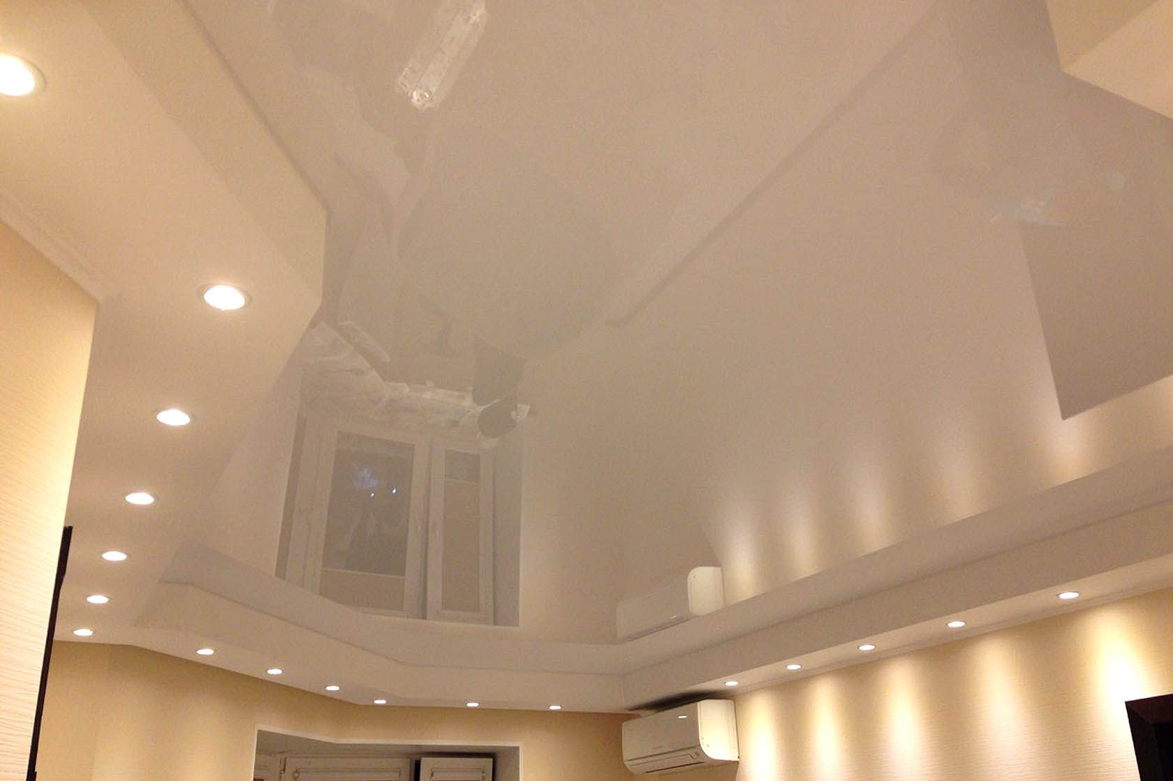 Новокубанск - натяжной потолок со светильниками - бежевое глянцевое полотно ПВХ 