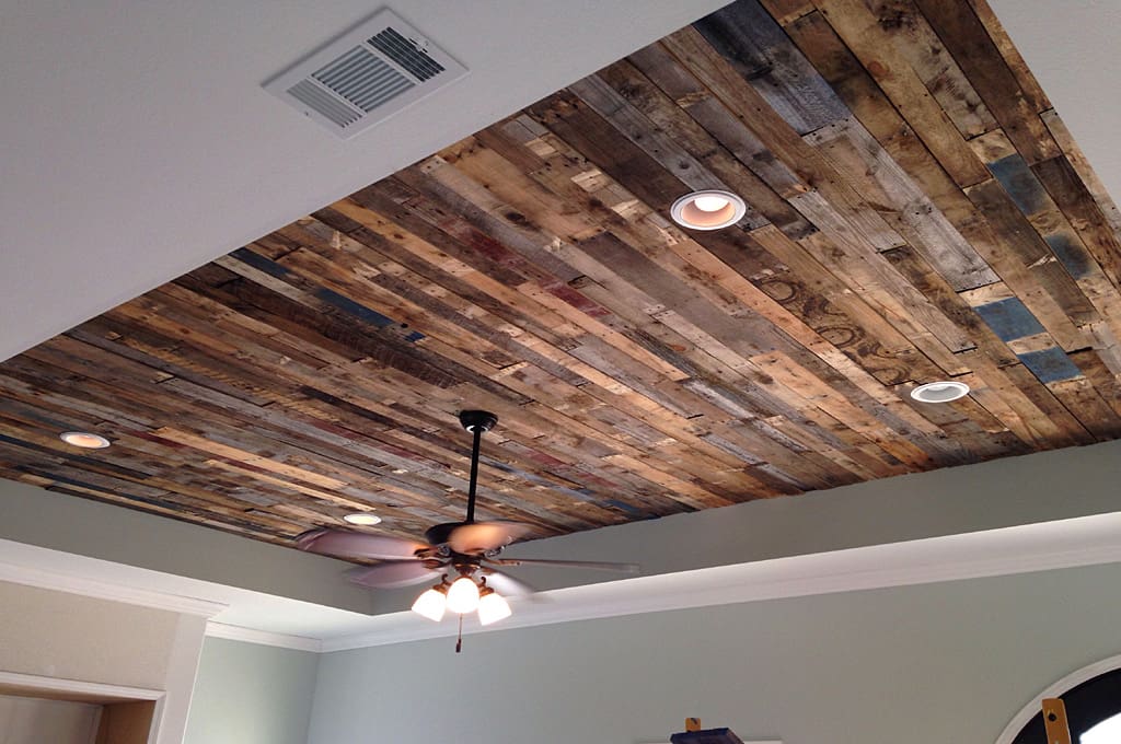 Рельефные потолки с текстурой древесины 