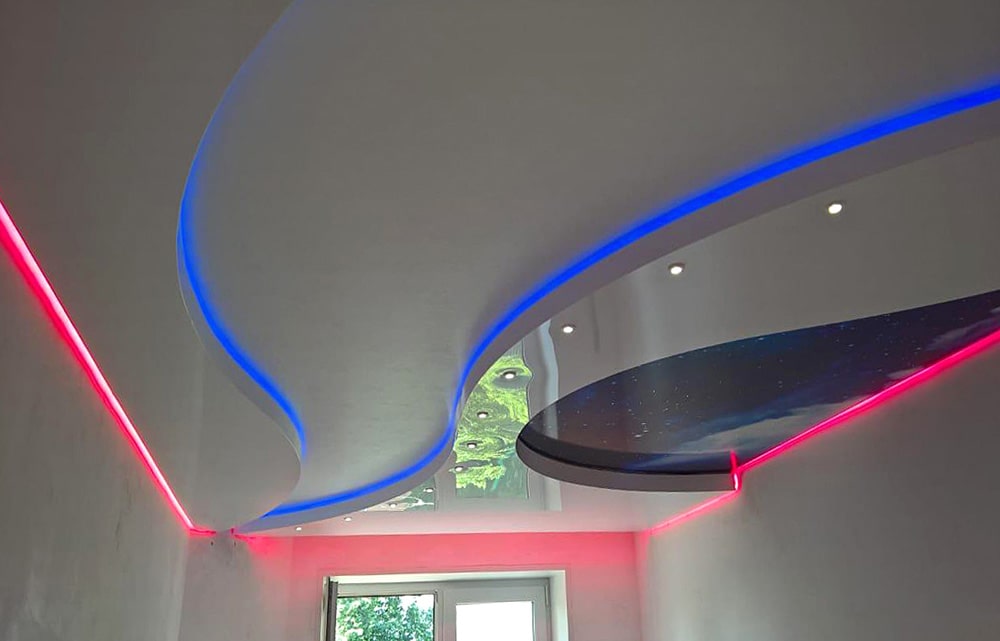 Красивые двухуровневые натяжные потолки с цветными светодиодными лентами 