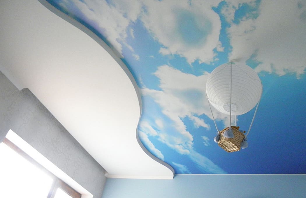 Двухуровневый натяжной потолок с фото печатью небо с облаками 