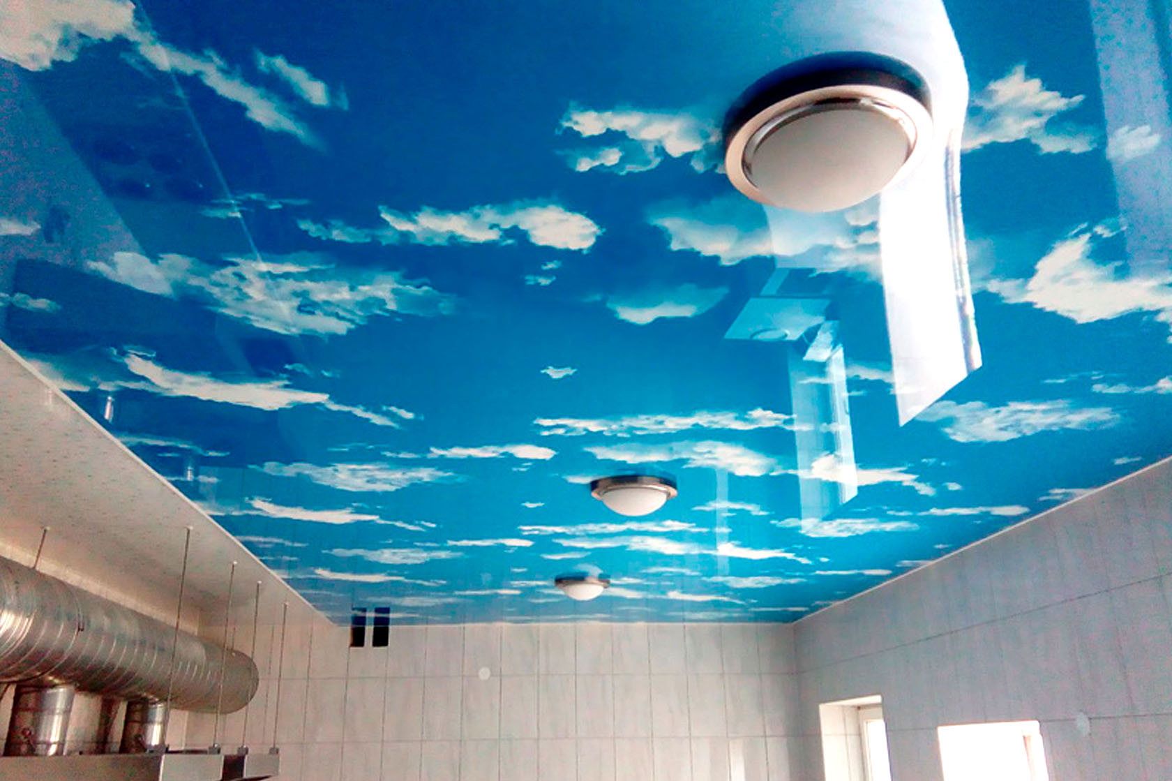 Купить небо потолки. Потолок небо. Фотопечать на потолке. Натяжной потолок облака. Потолок небо с облаками.